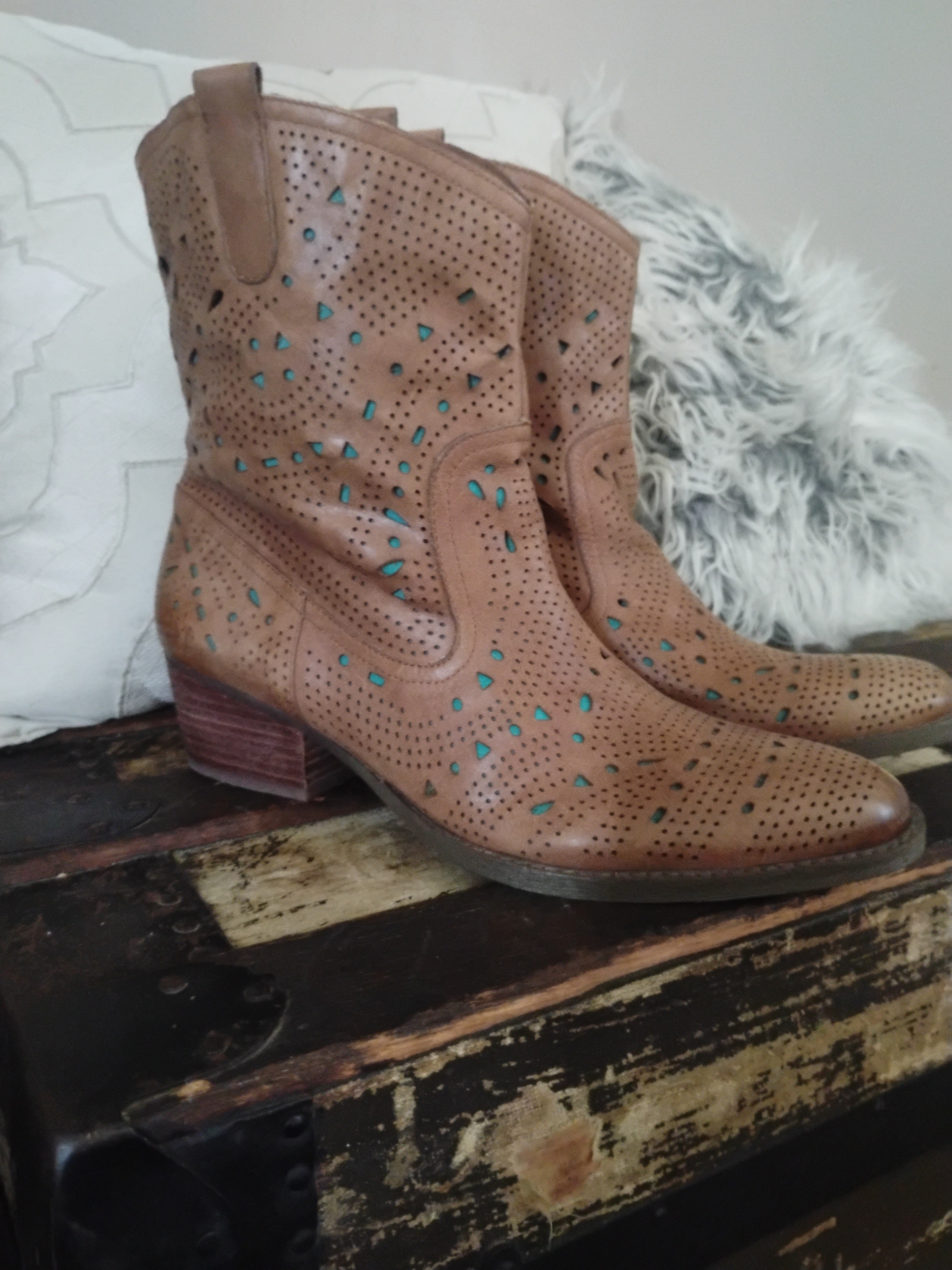 Tan Perforated Reba Western Ankle Boots With Teal Accents